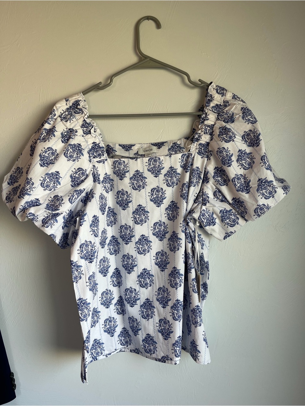 CeCe White Top with Blue Floral Print and Puff Sleeves L NWT